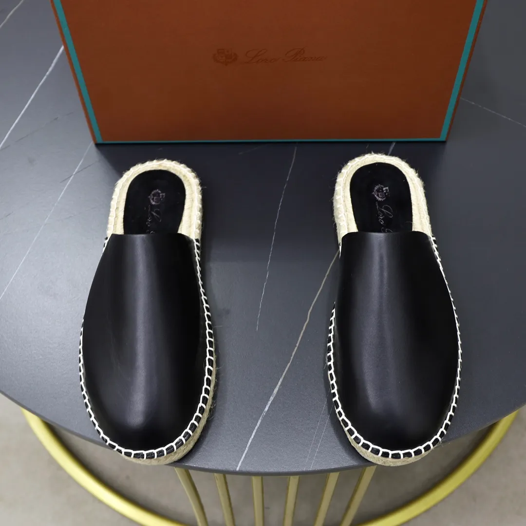 Men's Men's Shoes💰540💰Loro piana Naha Men's Slippers This fashionable sandal is crafted from smooth cow leather and has interlaced straps for a modern three-dimensional texture. Lightweight yet strong, smooth leather balances modern appeal with time-honored quality. Viewed from every angle, the embossed and polished appearance shows meticulous craftsmanship. Ergonomically cushioned insole, covered with nappa leather, with matching upper and natural polished sole. Cowhide upper + rubber outsole Size: 38-44 (customized for 45-46)